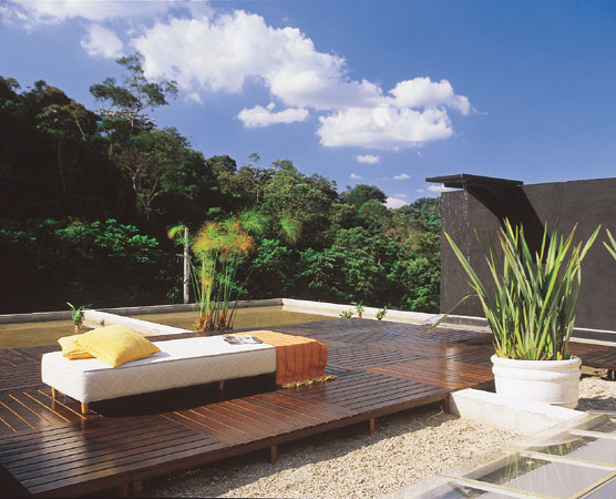 A economia no custo geral permitiu alguns gastos extras. No sol&aacute;rio, o deck ...