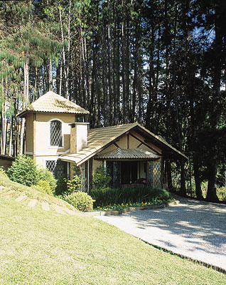 A montagem da estrutura de eucalipto roli&ccedil;o ocorreu em menos de dois meses e...