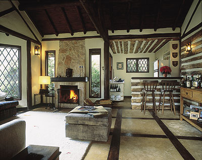 Em algumas das paredes e na laje da cozinha, a decoradora colocou costaneiras...