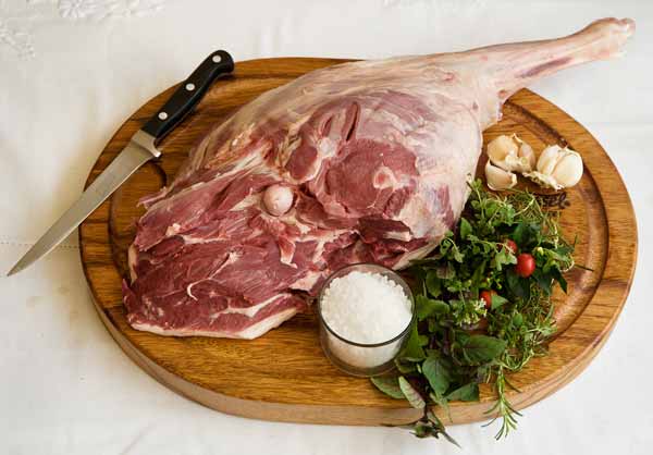 Para temperar o pernil de cordeiro, Wessel utilizou alho, alecrim, manjeric&atilde;...