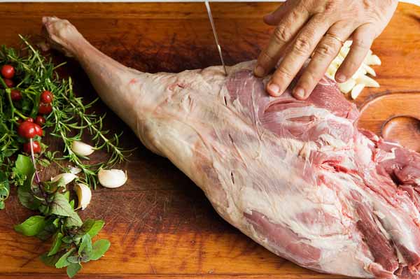 Os cortes devem ser feitos com 1 cm de profundidade em toda a volta do pernil...