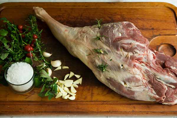 O alho, o alecrim, a pimenta e o manjeric&atilde;o devem ser &acute;&acute;encaixados&acute;&acute; nos...