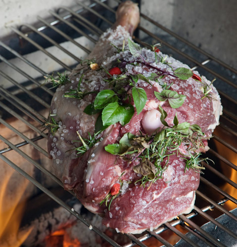 Acenda a churrasqueira com meia hora de antecedência e deixe a carne assar.