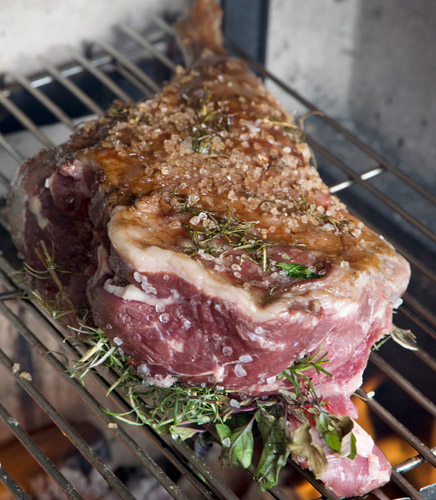 Quando um dos lados do pernil dourar, utilize um pano seco para virar a pe&ccedil;a.