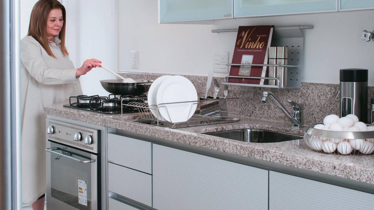 A cozinha planejada da Kitchens é toda de aço inox para acompanhar a linha ...