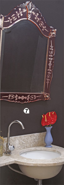 7. No lavabo diminuto, as paredes revestidas de jacquard preto (Entreposto), ...