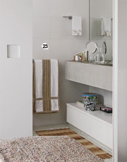 23. No banheiro, a porta de correr com puxador cavado substituiu o modelo de ...
