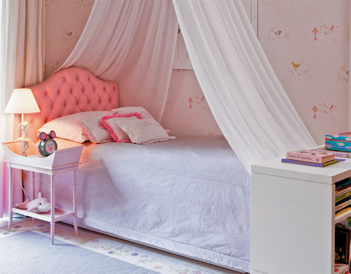 A cama estofada, a mesinha de cabeceira e a cadeira giratória vieram da Hits.