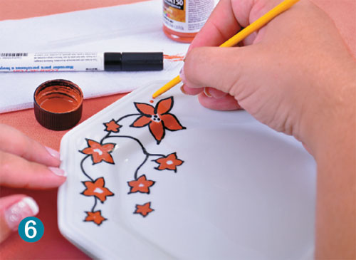 Aprenda a fazer pintura em porcelana e personalize suas louças