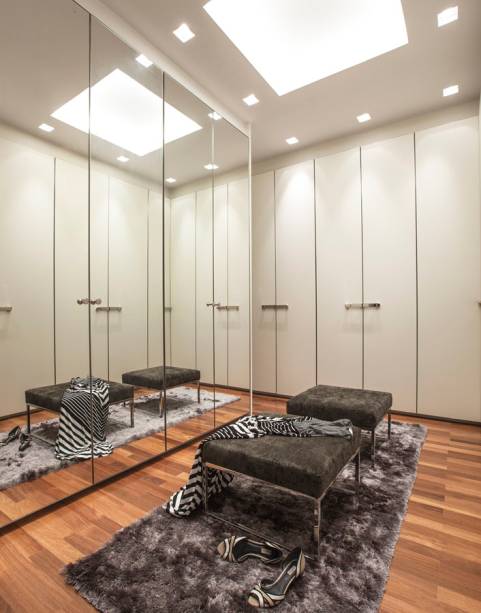 Nesta residência em Campo Belo (SP), o arquiteto Ricardo Rossi projetou o closet ao longo dos 7,5 m² para um casal. O móvel foi feito de espelho e laminado branco. “Fizemos esta escolha pensando na praticidade e beleza”, conta o profissional. Já a iluminação indireta e direta permite a variação de cenários no espaço.