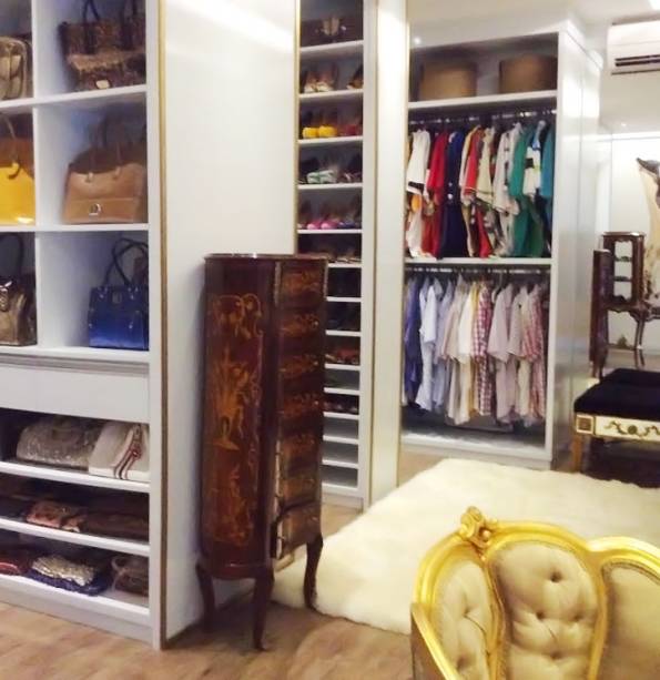Com dimensões de 7 m por 5 m, este closet em MDF laqueado branco brilhante atende a um casal. Projetado pelos designers Pedro Dinis e Rosane Aguiar, o móvel ganhou iluminação alternada de fitas e lâmpadas de LED com alta resolução de cor.