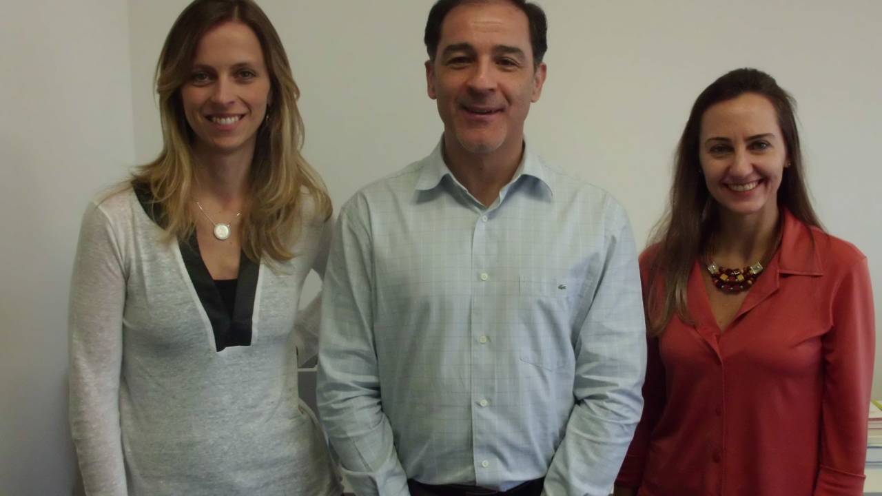 Sergio Alarcon entre as arquitetas Patricia Martinez e Ana Cristina Tavares