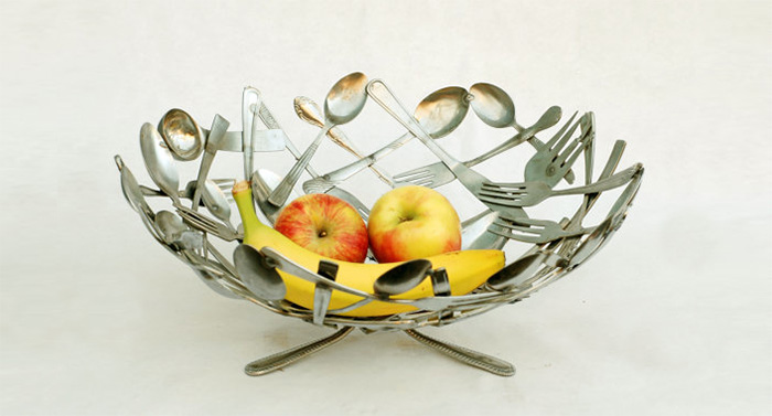 Sobrepostos, os talheres dão forma a uma fruteira