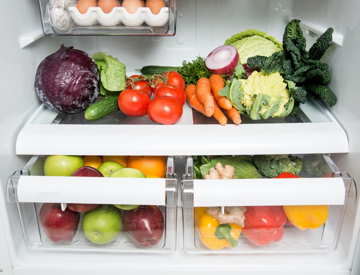 geladeira-aberta-gavetas-de-umidade-com-frutas-e-vegetais