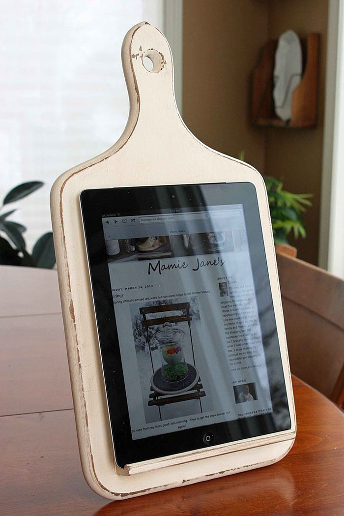 Uma tábua de madeira ganhou uma mini prateleira e nova função como apoio de tablet