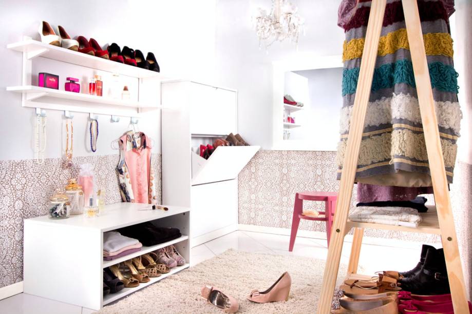 A designer Vanessa Baron projetou o armário deste closet com madeira de pínus e MDF. Ao contrário dos outros espaços planejados nessa galeria, a designer privilegiou móveis separados. “Outra coisa que nos influenciou foi a ideia de mostrar como o uso de produtos que não são sob medida podem resultar em uma opção ainda melhor do que aqueles que são, já que a cliente consegue organizar tudo da forma que desejar e ainda pode movê-los caso fique entediada com a ordem do ambiente”, contou a profissional. O espaço foi feito em Rio Negrinho (SC).