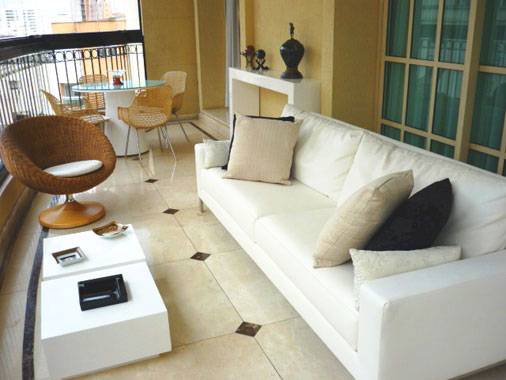 Esta varanda de um apartamento na Vila Nova Concei&ccedil;&atilde;o, na cidade de S&atilde;o Paulo (SP), foi projetada para uma fam&iacute;lia que costuma receber amigos em casa. Pensando nisso, a arquiteta Raquel Klieger optou por cores e formas neutras a fim de dar leveza e sofistica&ccedil;&atilde;o ao ambiente. Para dar aconchego, a palha foi escolhida como material das poltronas e cadeiras.