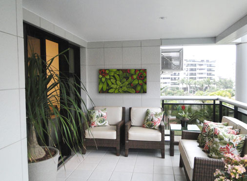 Esta varanda de 12 m² fica em um apartamento na Barra da Tijuca, no Rio de Janeiro. Como a moradora adora cores, a designer Priscila Boldrini criou uma atmosfera bem tropical. Os pufes soltos servem também de assentos extras para a mesa. O mobiliário é feito em alumínio e fibra sintética. Os estofados, forrados em seda náutica, são resistentes à água.