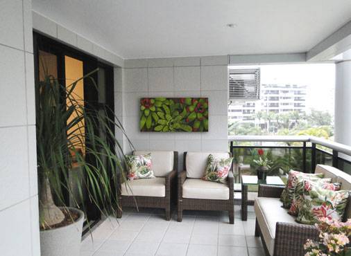 Esta varanda de 12 m&sup2; fica em um apartamento na Barra da Tijuca, no Rio de Janeiro. Como a moradora adora cores, a designer Priscila Boldrini criou uma atmosfera bem tropical. Os pufes soltos servem tamb&eacute;m de assentos extras para a mesa. O mobili&aacute;rio &eacute; feito em alum&iacute;nio e fibra sint&eacute;tica. Os estofados, forrados em seda n&aacute;utica, s&atilde;o resistentes &agrave; &aacute;gua.
