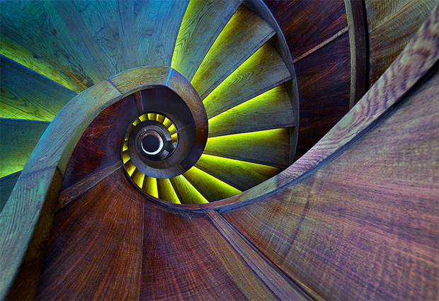 veja-as-escadas-em-espiral-mais-psicodelicas-do-mundo