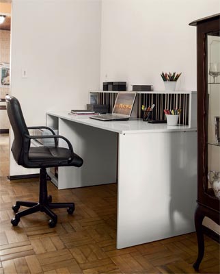 0-home-office-com-escrivaninha-feita-pelo-morador