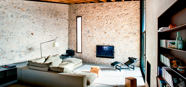 Refúgio do século 16 mescla aço corten e paredes de pedra