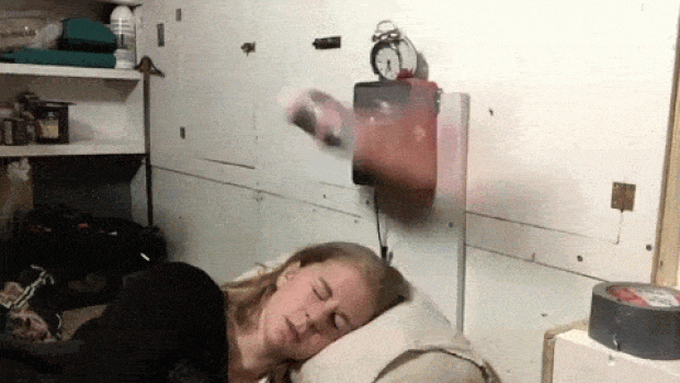 00-youtuber-Simone Giertz-cria-despertador-que-te-acorda-a-tapas