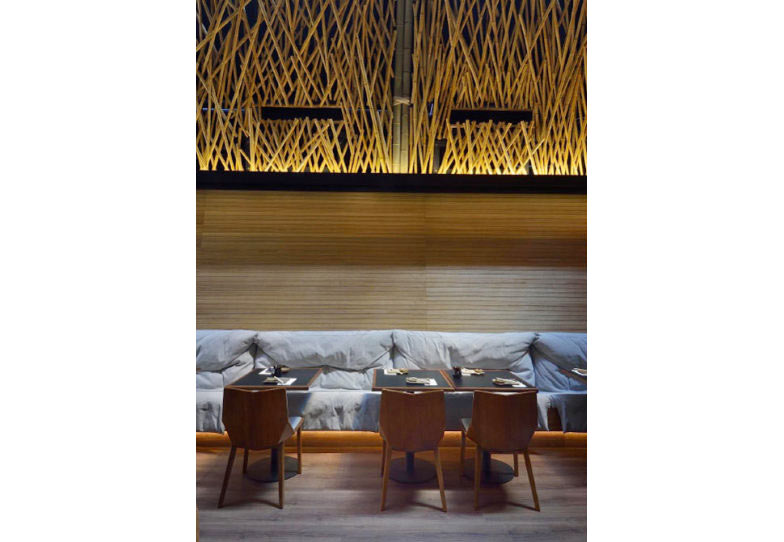 01-inspiracao-do-dia-restaurante-com-teto-de-bambu-e-materiais-naturais