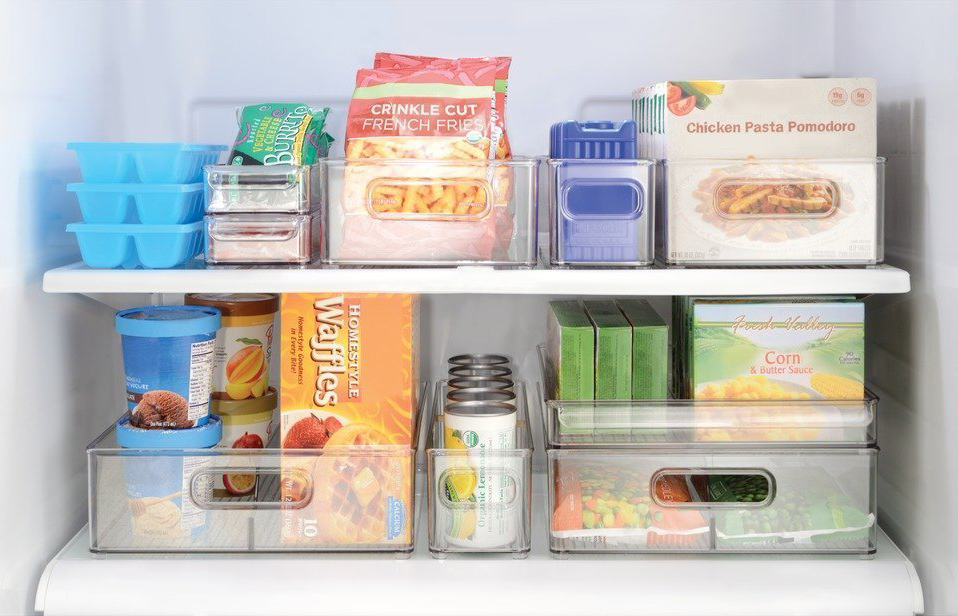 despensa de casa com alimentos dentro de caixas plásticas