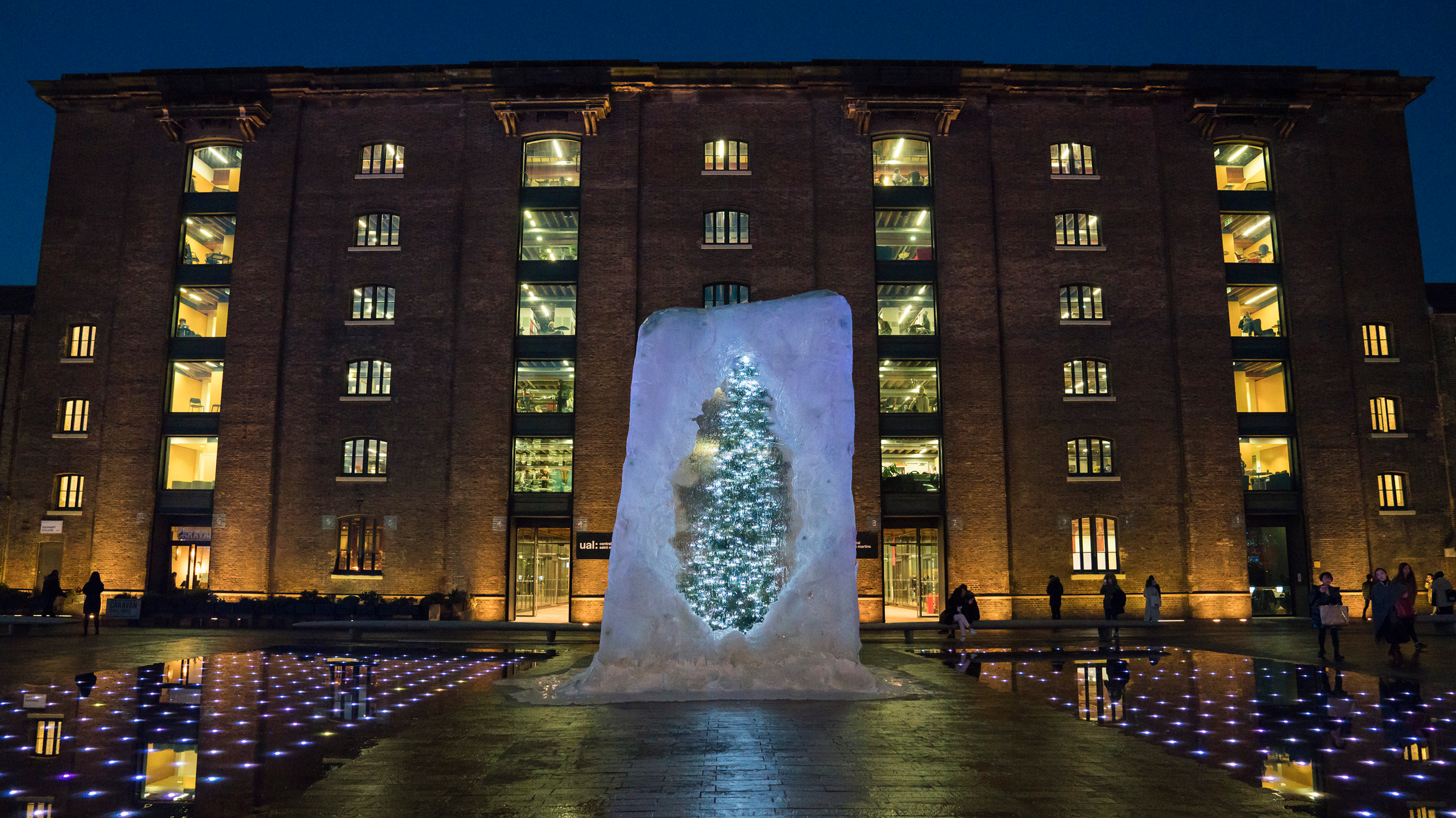 01-instalacao-londres-arvore-natal-cubo-gelo-gigante