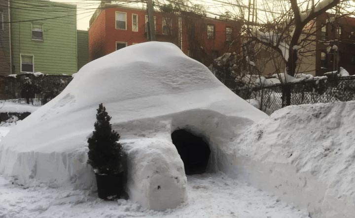 01-morador-de-nova-york-cria-casa-de-neve-no-seu-quintal-e-disponibiliza-no-airbnb