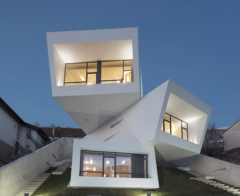 Para aproveitar a vista, casa tem três volumes rotacionados em balanço