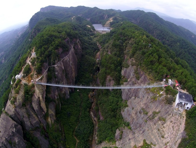 01-ponte-de-vidro-assustadora-e-construida-na-china-entre-duas-montanhas