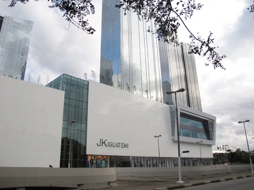 Shopping JK menghadirkan lingkungan yang cerah dan teras dengan pemandangan ke São Paulo