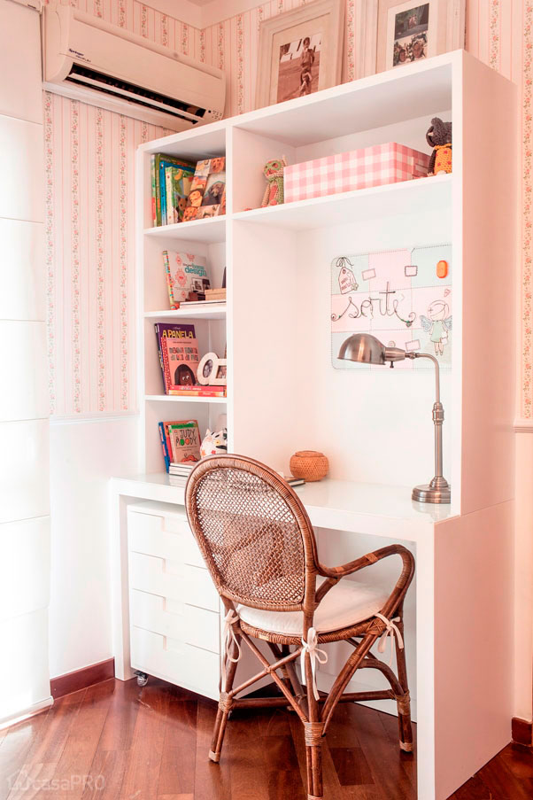 Canto de estudo para quarto de menina com estante, escrivaninha e gaveteiro. Projeto de Pereira Reade.