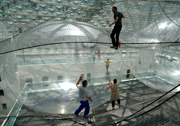 Instalação cria a impressão de pisar nas nuvens