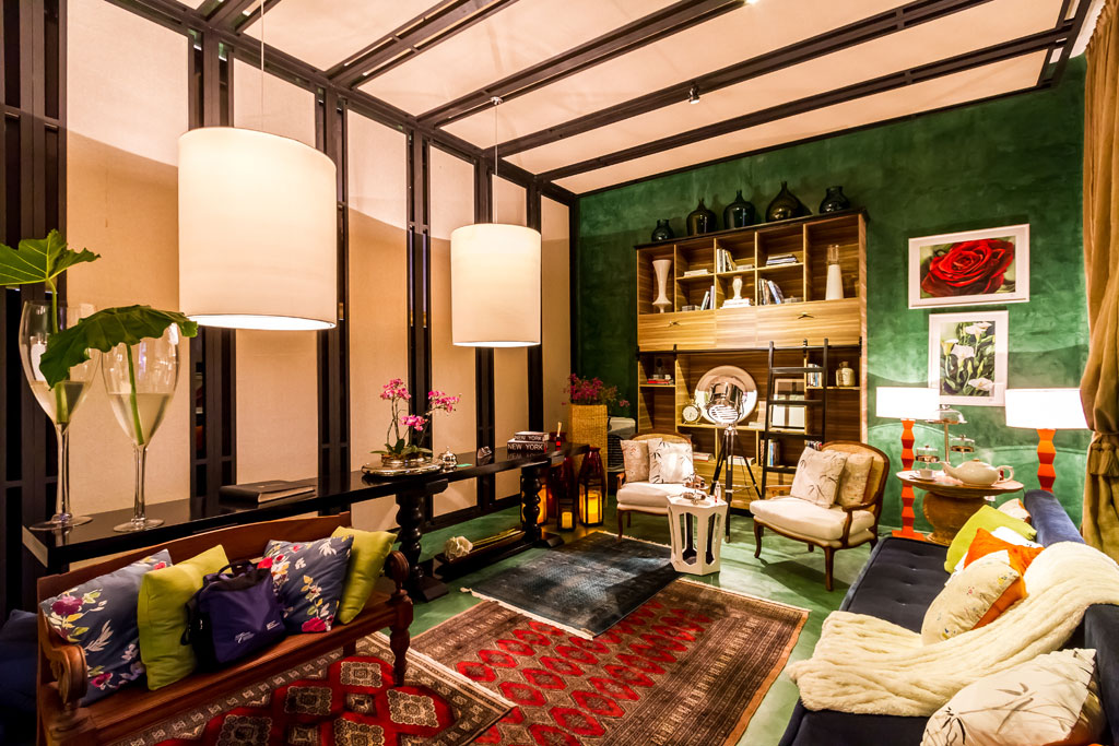 02-casa-cor-bolivia-2015-confira-os-ambientes-da-segunda-edicao-da-mostra Casa Cor Bolívia 2015: Hall de entrada por María José Baldivieso - Inspirando-se em um lobby para o hotel Buganvillas, na Bolívia, María José Baldivieso utilizou micro cimento, painel com revestimento de melanina tipo madeira e jogo de luzes. O projeto ainda conta com uma estrutura metálica, com fibras trançadas, que simulam um céu. O espaço de estilo eclético, com toque vintage, abriga lamparinas.