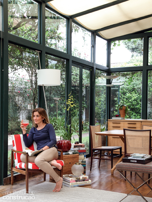 02-gazebo-metalico-abriga-escritorio-no-jardim
