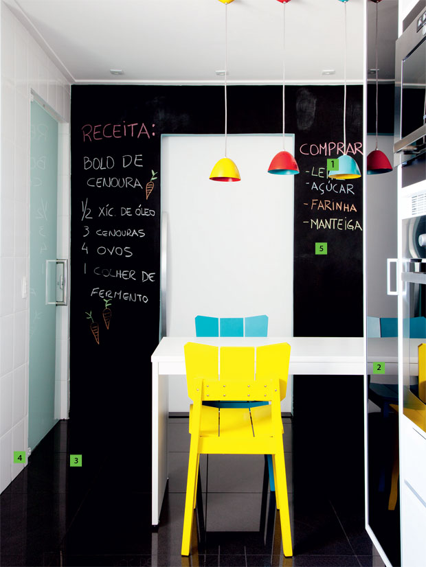 02-marina-carvalho-idealiza-cozinha-preto-e-branco-com-lustres-coloridos