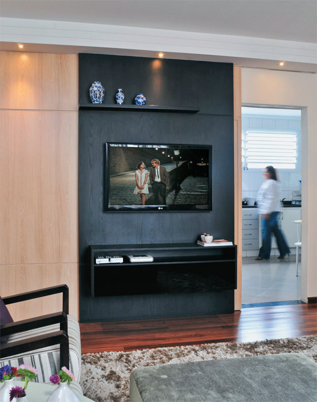 02-painel-de-tv-esconde-a-entrada-da-cozinha