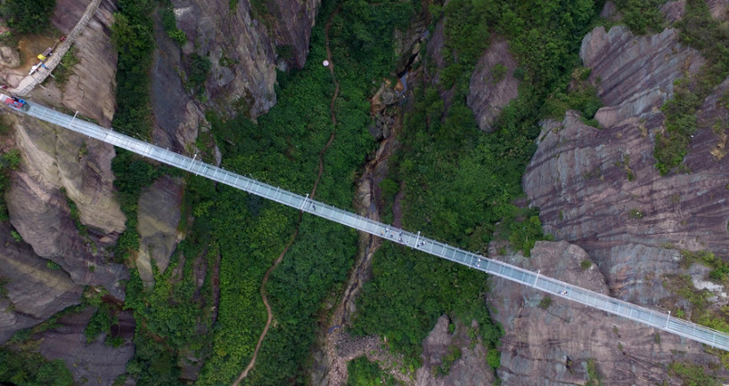 02-ponte-de-vidro-assustadora-e-construida-na-china-entre-duas-montanhas