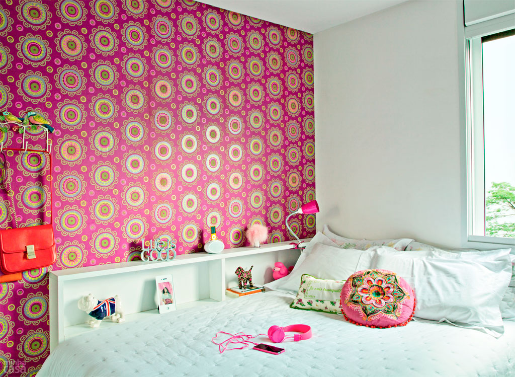 02-quarto-de-blogueira-ganha-charme-com-papel-de-parede-estampado