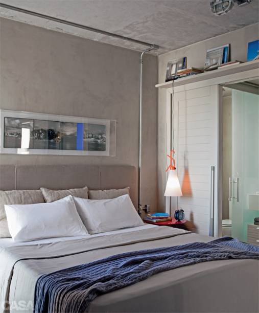 No quarto deste apartamento em Salvador, até a área acima da porta de correr foi aproveitada: ganhou uma prateleira para livros. Na parede da cama, obra de Vauluizio Bezerra (Galeria Paulo Darzé). Luminária da Omini Light. Projeto de Caio Bandeira.