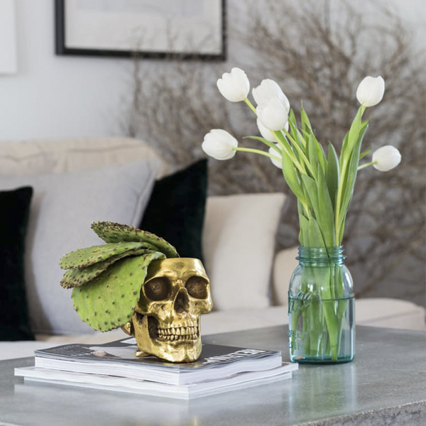 Significado das flores na decoração; tulipas brancas em mason jar azul sobre mesa