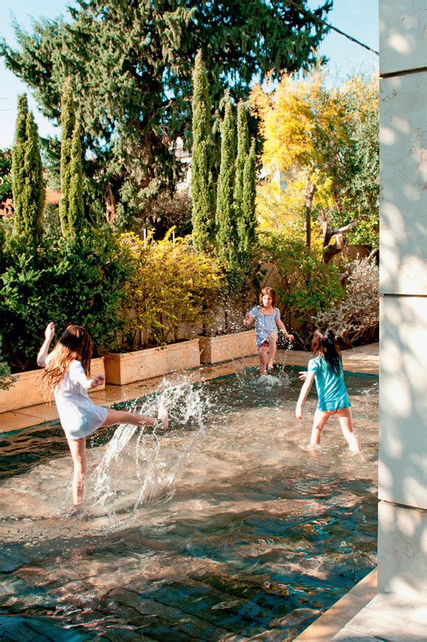 02-tecnologia-israelense-esconde-a-piscina-no-jardim