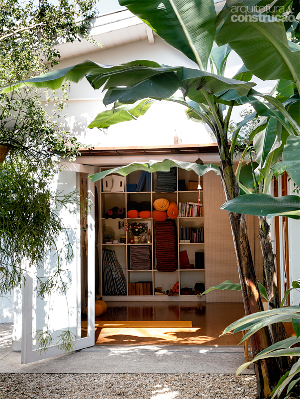 Garagem antiga vira estúdio de professora de Yoga