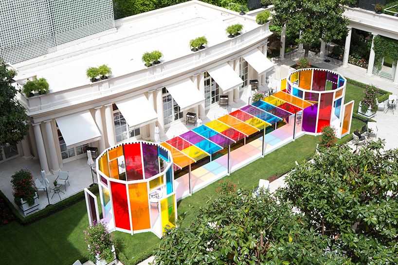 02-le-bristol-paris-hotel-corredor-colorido-daniel-buren