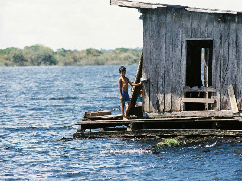 MCB recebe mostra sobre moradias flutuantes no norte do país