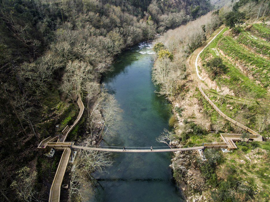 03-fotografo-registra-o-zigue-zague-dos-passadicos-do-paiva-em-portugal