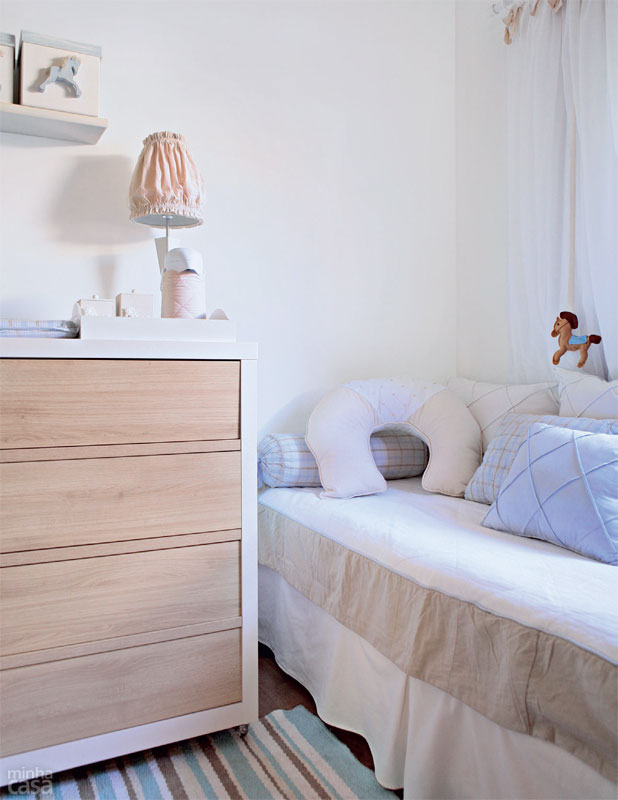 03-quarto-de-bebe-com-cavalinhos-por-todos-os-lados